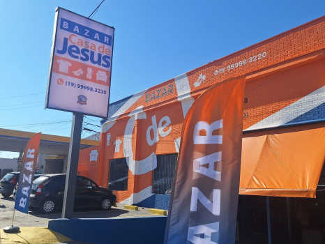 O Bazar é uma importante fonte de receitas para manutenção dos projetos da Casa de Jesus. Com preços convidativos, oferece eletrodomésticos, eletrônicos, móveis, roupas, calçados, utensílios domésticos e outros objetos em boas condições de uso.